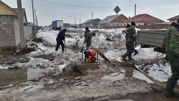 Спасатели откачивают воду близ Нур-Султана - Sputnik Казахстан