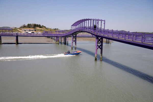 Пурпурный мост (мост Ангела), соединяющий острова Банвол и Паркджи, в провинции Южная Чолла в Южной Корее - Sputnik Казахстан