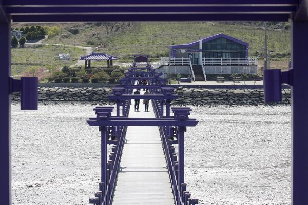 Пурпурный мост (мост Ангела), соединяющий острова Банвол и Паркджи, в провинции Южная Чолла в Южной Корее - Sputnik Казахстан