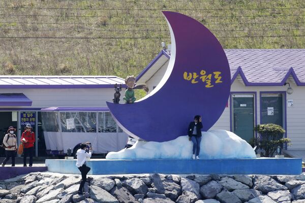 Туристы фотографируются на Фиолетовых островах в провинции Южная Чолла в Южной Корее - Sputnik Қазақстан