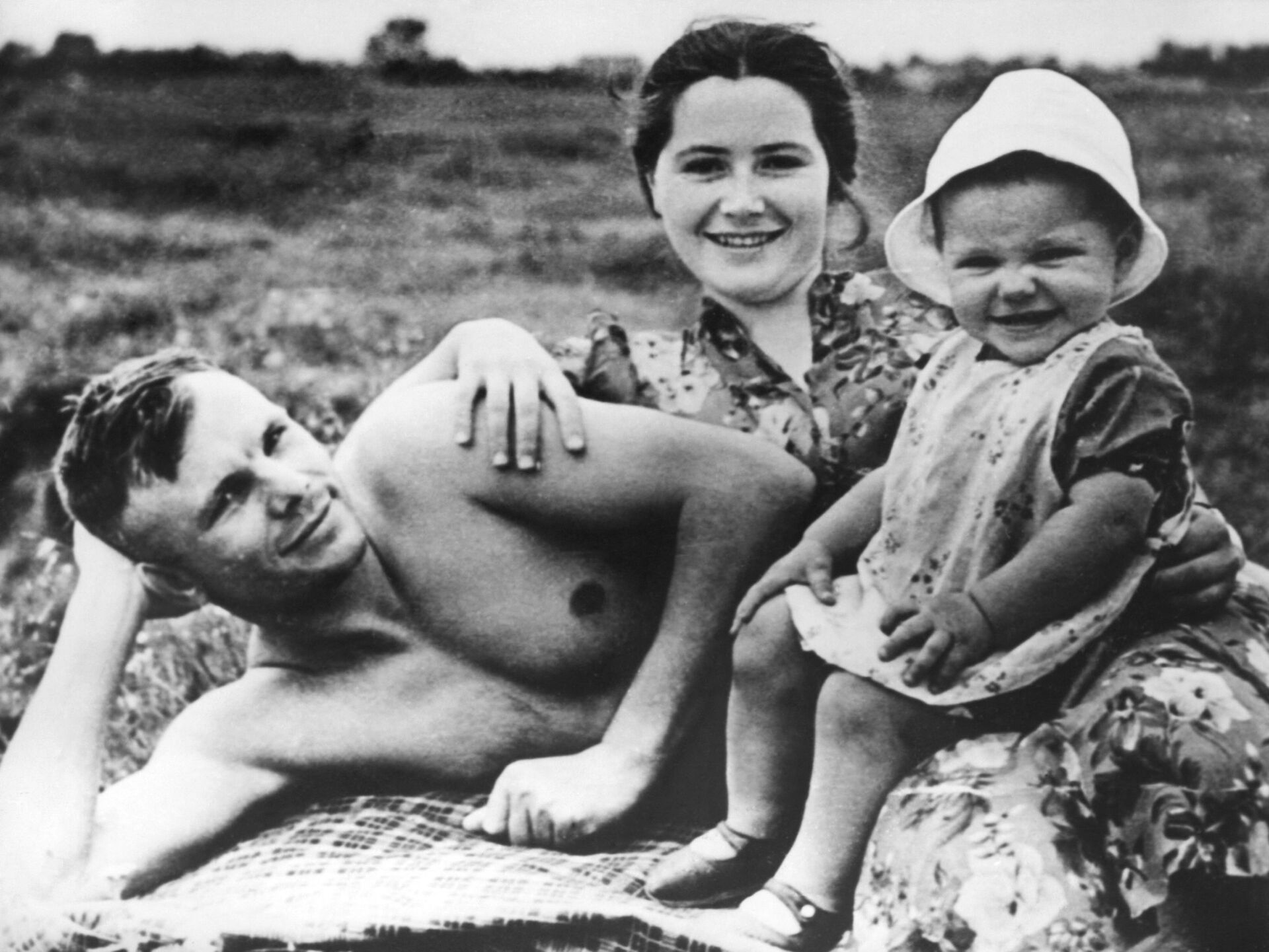 Космонавт Юрий Гагарин на пляже со семьей  - Sputnik Казахстан, 1920, 12.04.2024