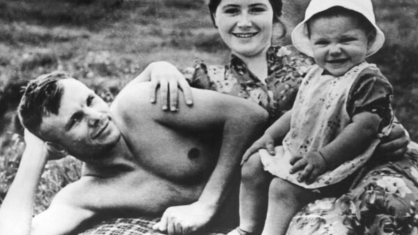 Космонавт Юрий Гагарин на пляже со семьей  - Sputnik Казахстан