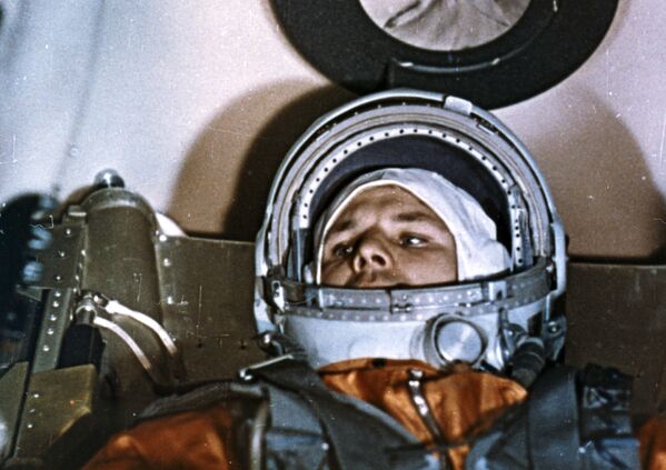 Космонавт Юрий Гагарин в кабине космического корабля Восток-1 перед стартом - Sputnik Қазақстан