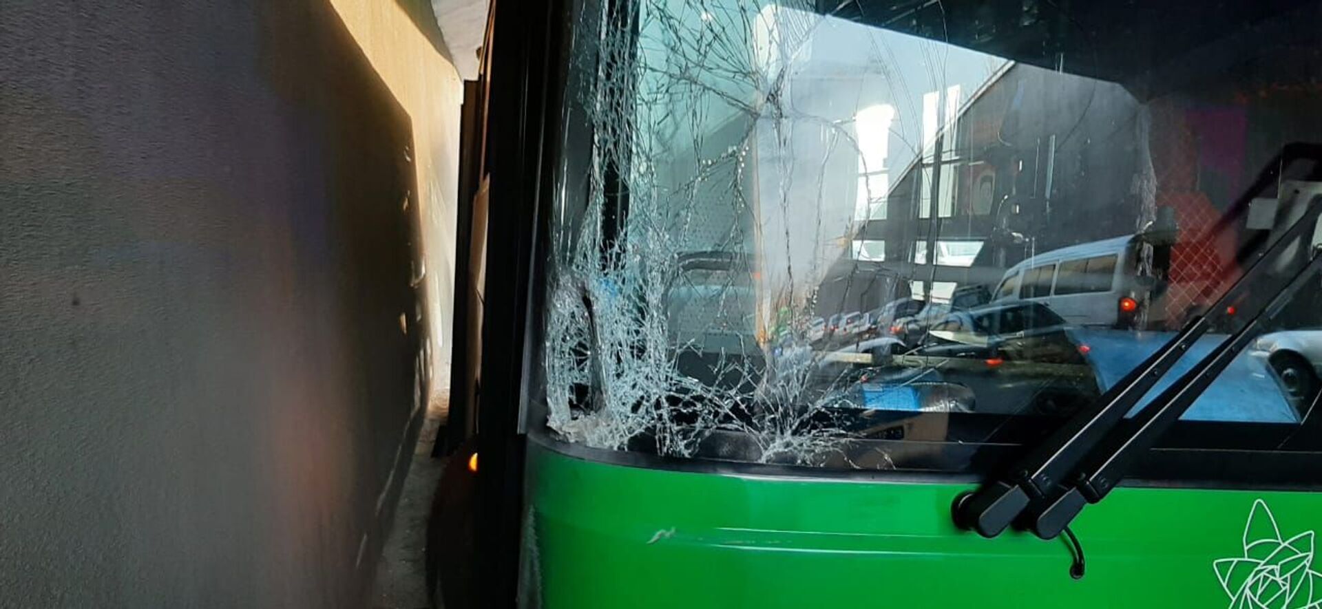 Шесть пассажиров пострадали из-за устроивших байгу автобусов в Алматы - Sputnik Казахстан, 1920, 08.04.2021