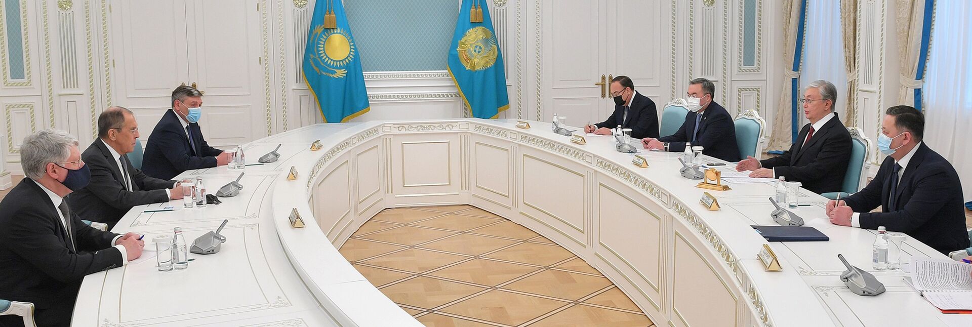 Токаев встретился с министром иностранных дел России Сергеем Лавровым - Sputnik Казахстан, 1920, 08.04.2021
