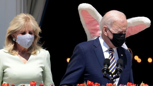 Президент США Джо Байден и первая леди Джилл Байден с пасхальным кроликом в Белом доме - Sputnik Казахстан