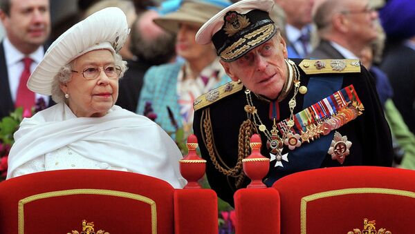 Королева Великобритании Елизавета II (слева) и принц Филипп, герцог Эдинбургский (справа)  - Sputnik Казахстан