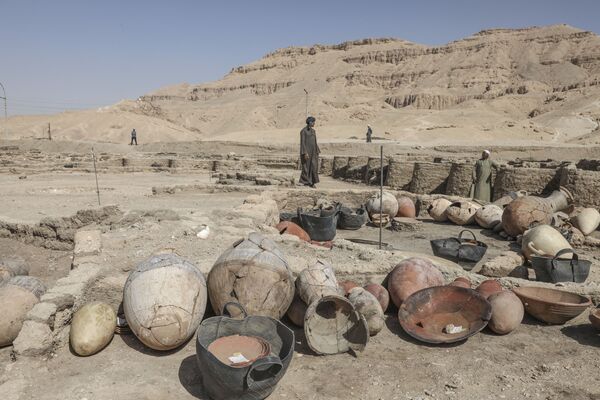 Раскопки на месте обнаруженного недалеко от Луксора золотого города в Верхнем Египте - Sputnik Казахстан