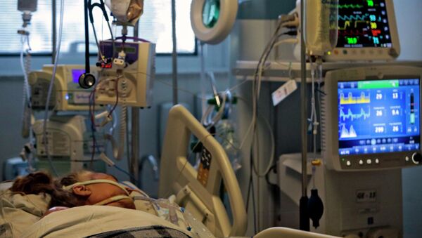 Пациент в палате интенсивной терапии в больнице с коронавирусом  - Sputnik Казахстан