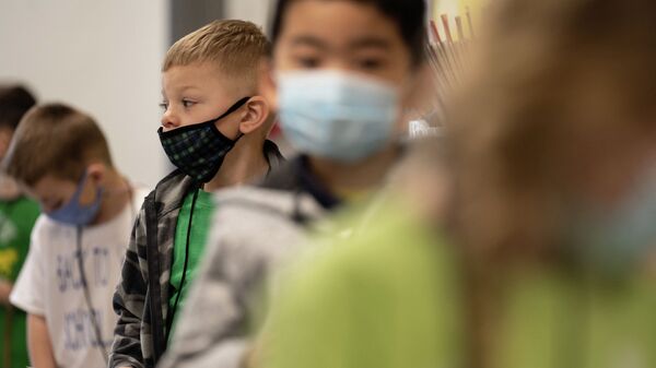 Дети в масках перед началом занятий в школе - Sputnik Қазақстан