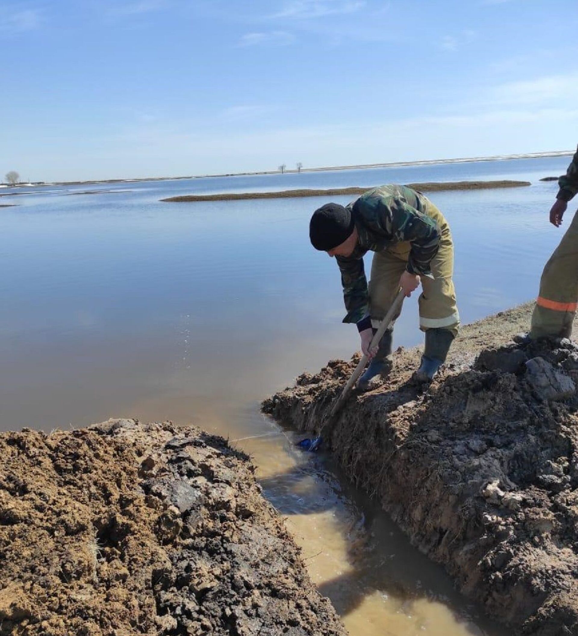 Большая вода зашла в село Павлодарской области: как поселок спасли от  подтопления - 13.04.2021, Sputnik Казахстан