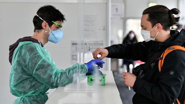 Студент сдает образец ПЦР-теста для анализа на коронавирус  - Sputnik Казахстан