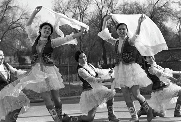 Студентки педагогического училища исполняют танец Кос алка - Sputnik Казахстан