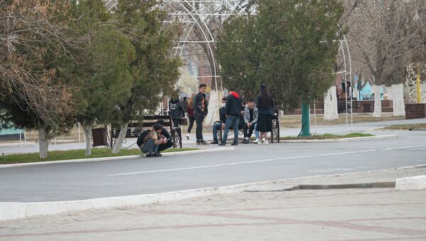 Молодые люди расположились на скамейках близ главной площади Кызылорды  - Sputnik Қазақстан