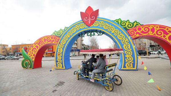 Моторикша катает жителей Кызылорды на главной площади города  - Sputnik Казахстан
