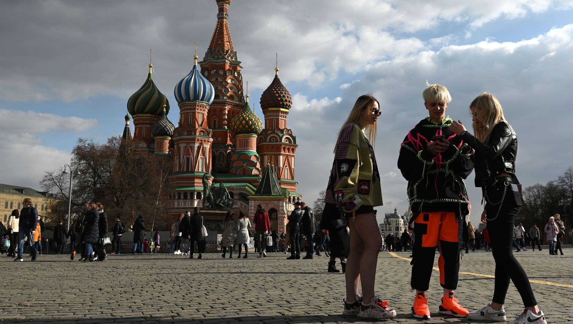 Московский становиться. Фото людей на красной площади. Иностранцы в Москве 2021. Праздник на красной площади фото. Красная площадь в марте 2021.