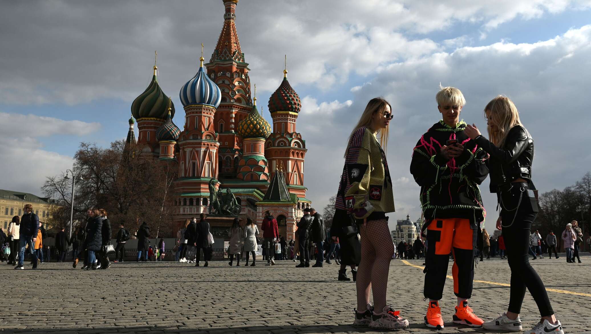 Можно встретить самые разные. Красная площадь. Фотосессия на красной площади. Женщина на красной площади. Парень в Москве в красной площади.
