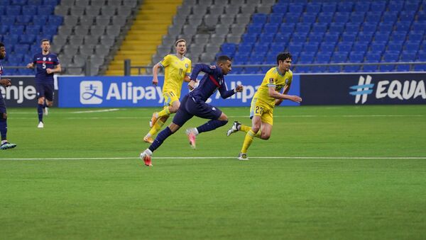 Момент футбольного матча между сборными Казахстана и Франции в рамках отбора на ЧМ 2022 - Sputnik Қазақстан