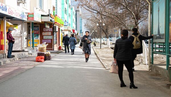 Люди гуляют по улице - Sputnik Казахстан
