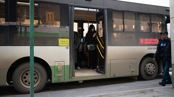 Люди в автобусе  - Sputnik Казахстан