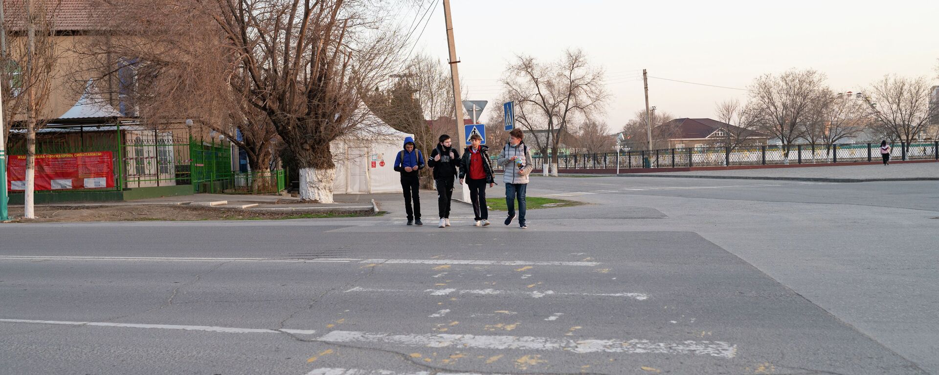 Дети переходят дорогу  - Sputnik Казахстан, 1920, 18.11.2022