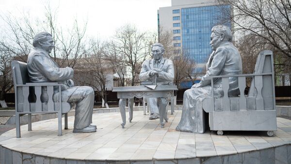 Памятник Три писателя, посвященный А. Тажибаеву, З. Шукурову и К. Мухамеджанову на улице Жахаева в Кызылорде - Sputnik Казахстан