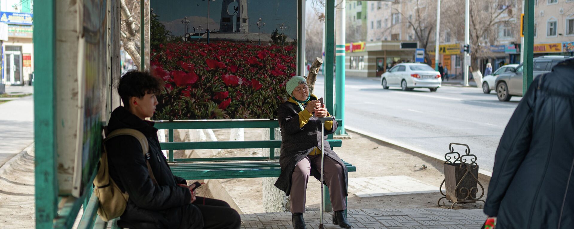Люди сидят на автобусной остановке  - Sputnik Казахстан, 1920, 02.02.2022