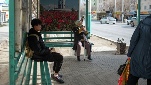 Люди сидят на автобусной остановке  - Sputnik Казахстан