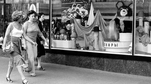 Мишка, талисман московских Олимпийских игр 1980 года в витрине магазина - Sputnik Қазақстан
