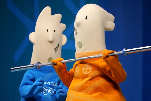 Олимпийские талисманы Афина (справа) и Февос во время летних Олимпийских игр-2004 в Афинах - Sputnik Казахстан