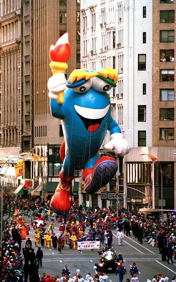 Талисман Олимпийских игр 1996 года в Атланте во время парада в честь Дня Благодарения в Нью-Йорке  - Sputnik Казахстан