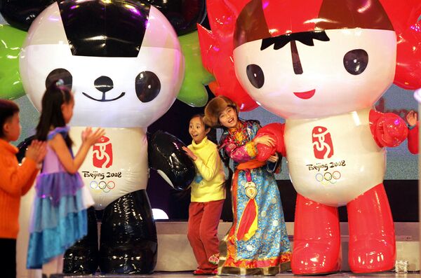 Дети танцуют с талисманами Олимпийских игр 2008 года в Пекине  - Sputnik Қазақстан