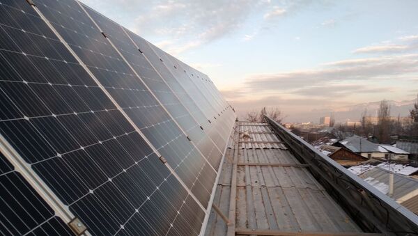 Солнечные панели на крыше дома Валерия Шишкина - Sputnik Казахстан