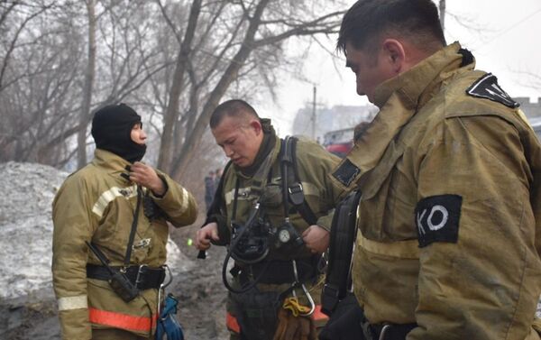 Пожарные снимают защитную экипировку после тушения огня - Sputnik Казахстан