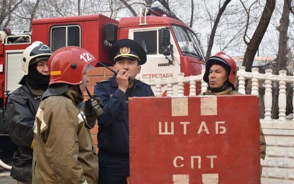 Руководитель штаба по тушению пожара дает указания огнеборцам по рации - Sputnik Казахстан