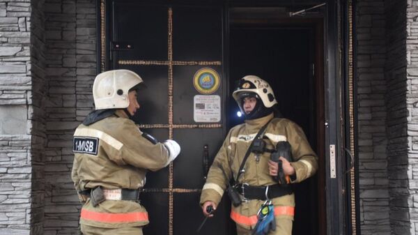 Часть огнеборцев направилась внутрь здания  - Sputnik Казахстан