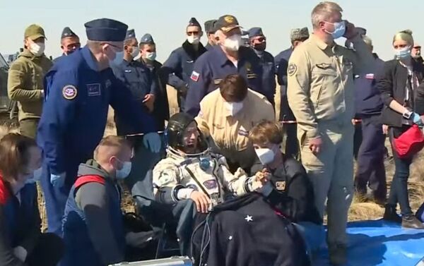 Специалисты поисково-спасательной службы завершили эвакуацию экипажа пилотируемого корабля #СоюзМС17 из спускаемого аппарата - Sputnik Казахстан
