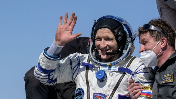 Бортинженер экипажа космического корабля Союз МС-17 Сергей Кудь-Сверчков после приземления - Sputnik Казахстан