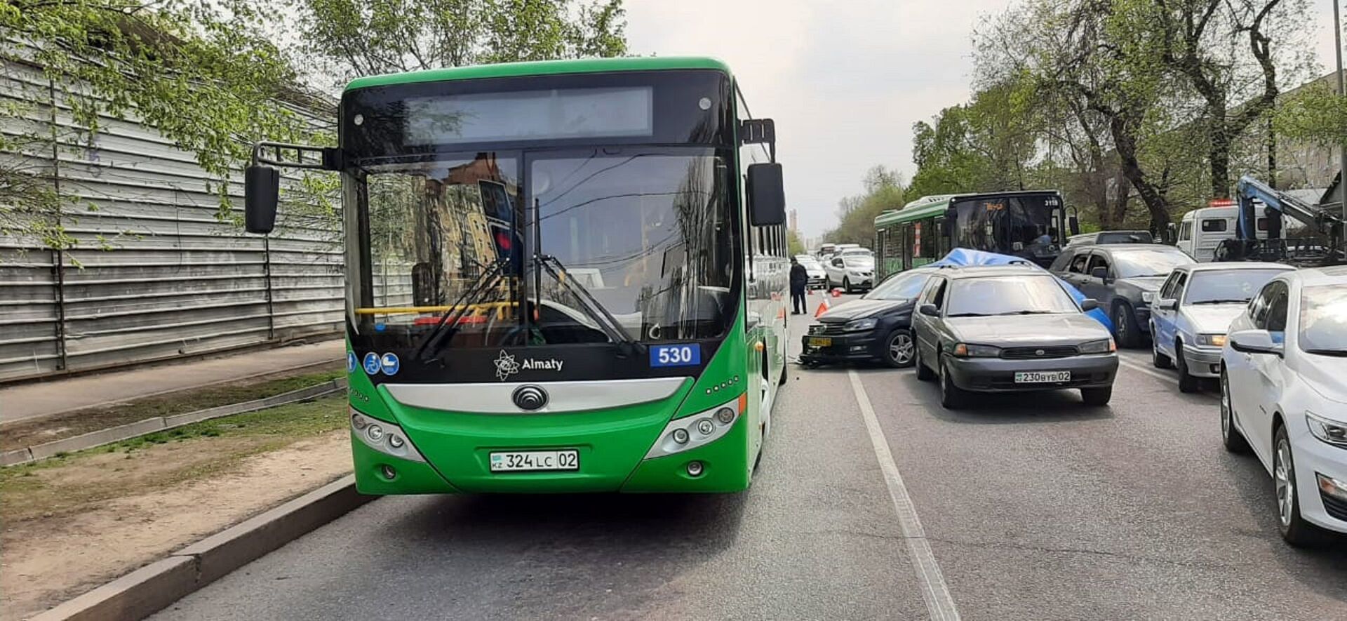 Автомобиль каршеринга въехал в автобус в Алматы: пострадали двое маленьких детей - Sputnik Казахстан, 1920, 18.04.2021