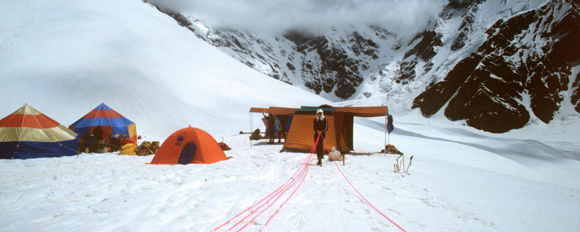 В базовом лагере альпинистов во время подготовки к восхождению на Эверест, архивное фото - Sputnik Казахстан, 1920, 19.04.2021