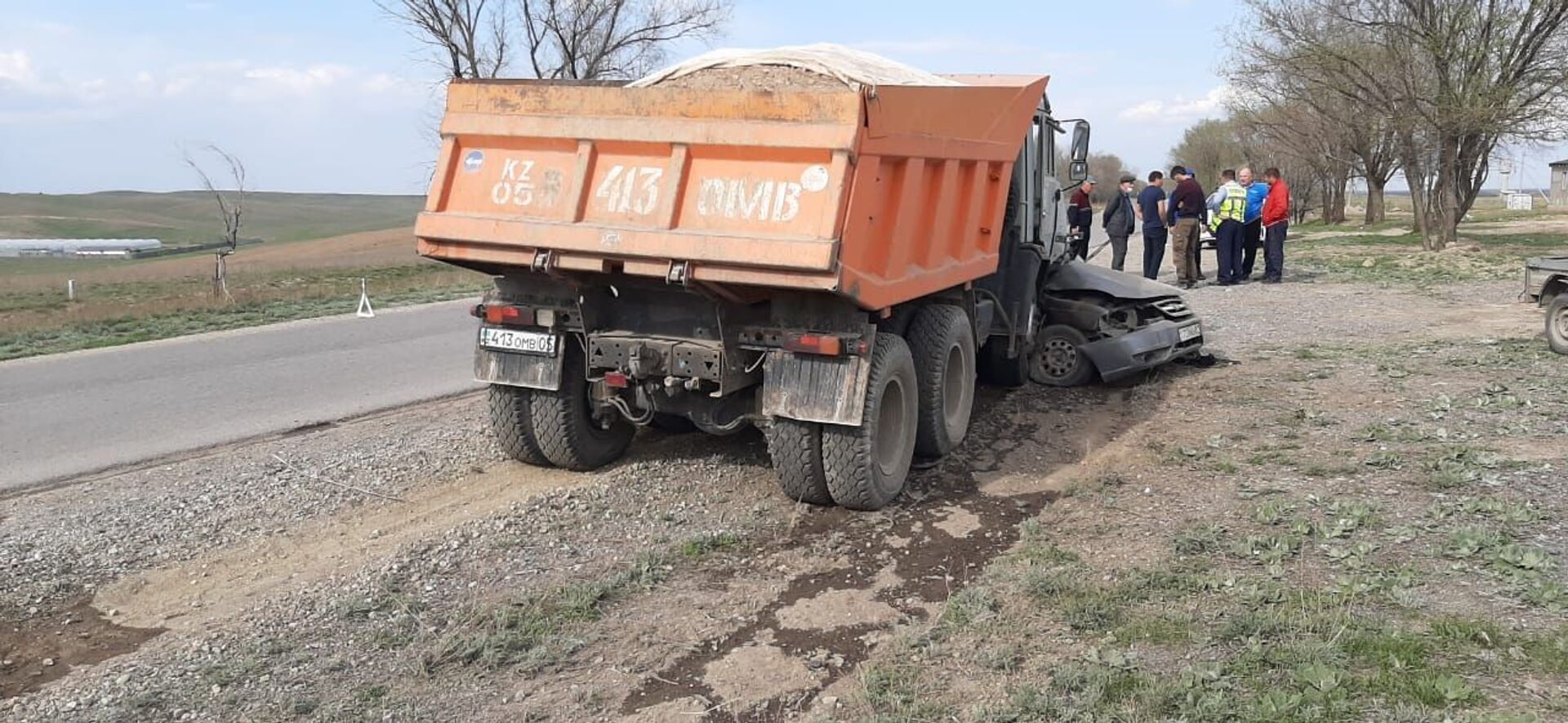 Смертельное ДТП в Алматинской области: грузовик протащил авто 10 метров - Sputnik Казахстан, 1920, 19.04.2021