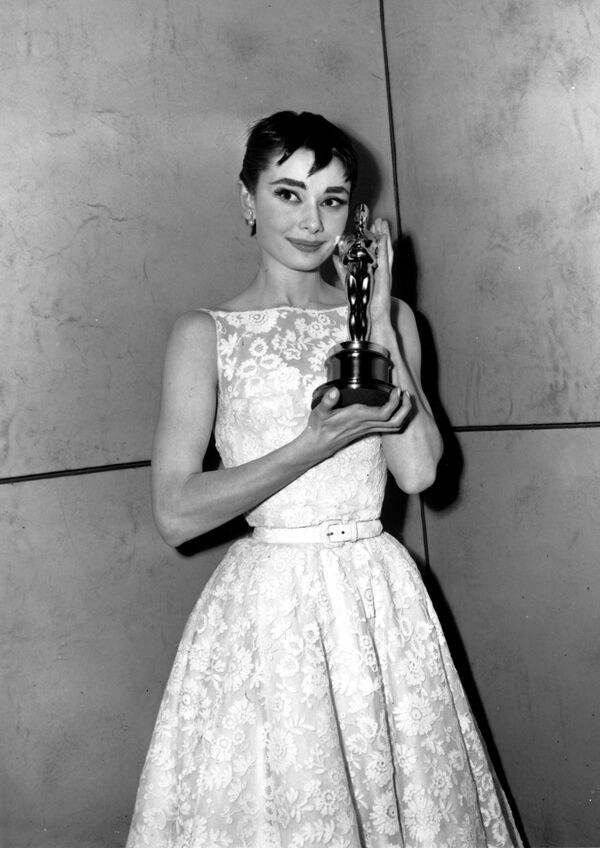 Актриса Одри Хепберн в платье дизайнера Paramount Эдит Хед на 26-й церемонии вручения премии Оскар, 1954 год - Sputnik Казахстан