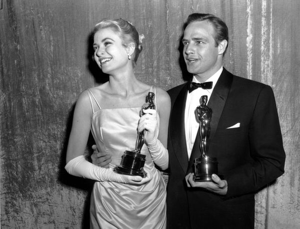 Грейс Келли и Марлон Брандо со статуэтками Оскар в Лос-Анджелесе, 1955 год - Sputnik Қазақстан