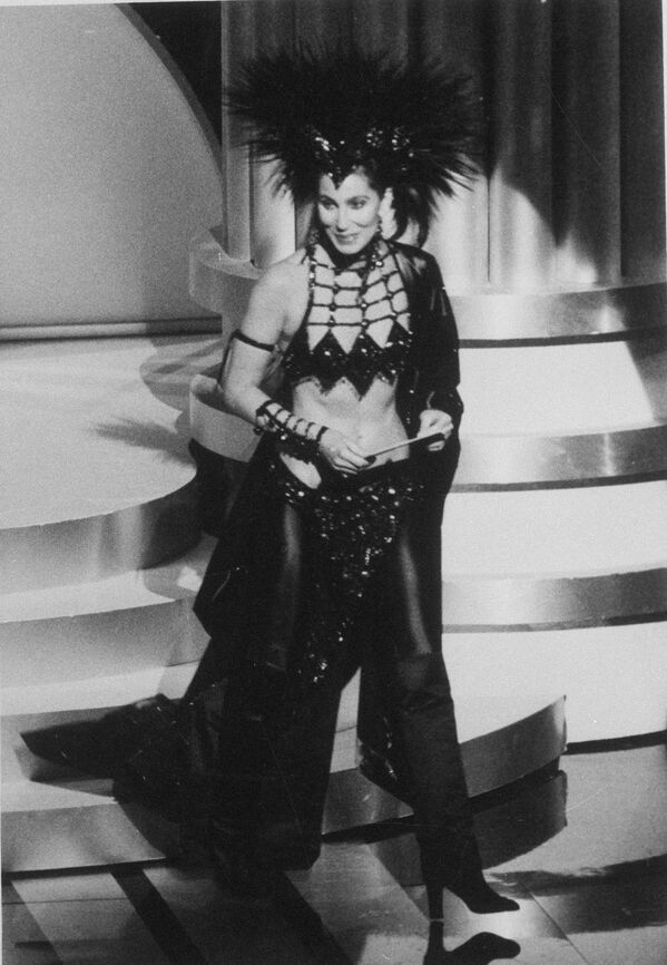 Актриса и певица Шер на церемонии вручения премии Оскар в Лос-Анджелесе, 1986 год - Sputnik Қазақстан