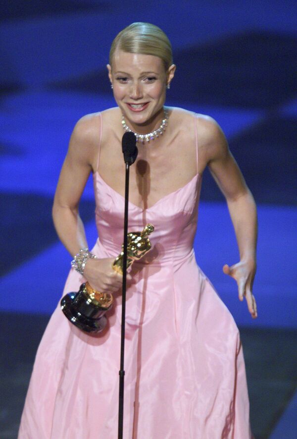 Актриса Гвинет Пэлтроу на вручении премии Оскар,1999 год - Sputnik Казахстан