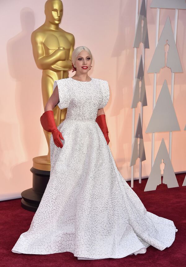 Леди Гага прибывает на церемонию вручения премии Оскар в воскресенье, 22 февраля 2015 года, в Театре Долби в Лос-Анджелесе - Sputnik Қазақстан