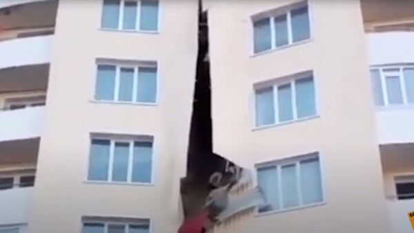 Обшивка многоэтажного дома обрушилась в Усть-Каменогорске - видео - Sputnik Казахстан