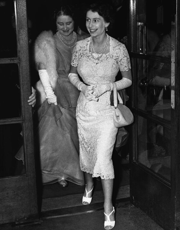 Королева Елизавета II в сопровождении королевы-матери прибывают на лондонский стадион &quot;Уайт Сити&quot; 20 июля 1955 года для участия в Международном конном шоу. - Sputnik Казахстан