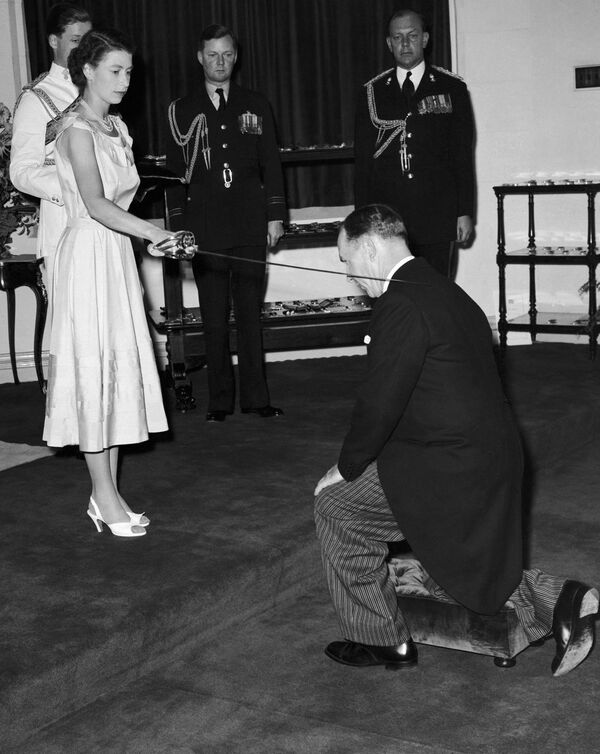 Королева Елизавета II награждает сэра Гарфилда Барвика почестями в Доме правительства в Сиднее, Австралия, 6 февраля 1954 года, во время ее королевского турне. - Sputnik Казахстан