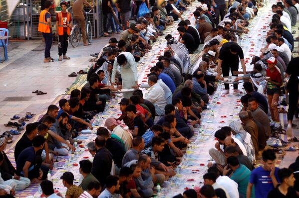 Иракские мусульмане во время ифтара в Ан-Наджафе - Sputnik Казахстан